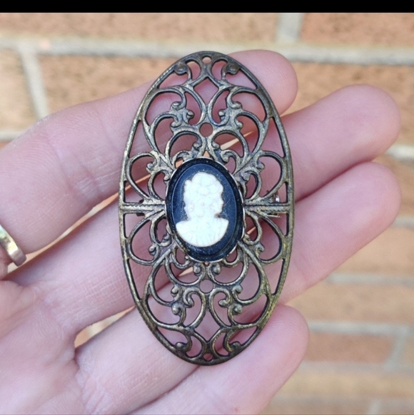 Vintage Jewelry - Vintage Cameo Brooch